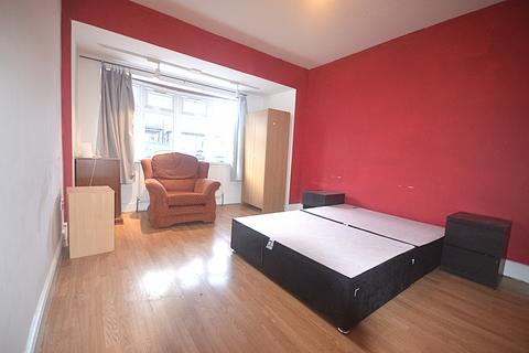 3 bedroom terraced house to rent, Romford, RM6