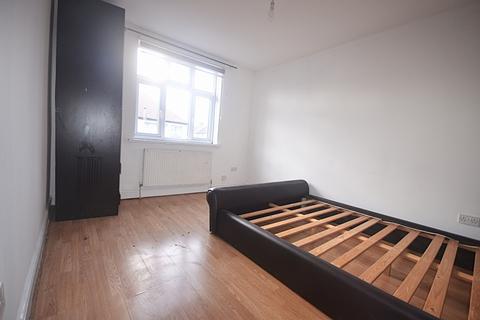 3 bedroom terraced house to rent, Romford, RM6