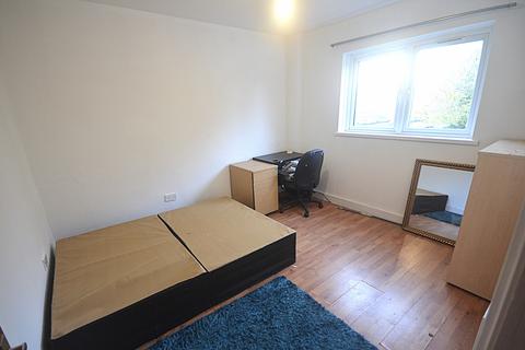 3 bedroom terraced house to rent, Romford, RM6