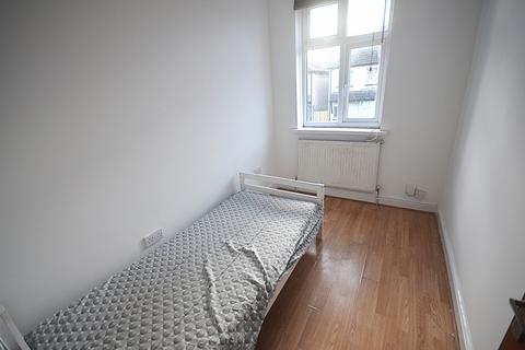 3 bedroom terraced house to rent, Romford, RM6