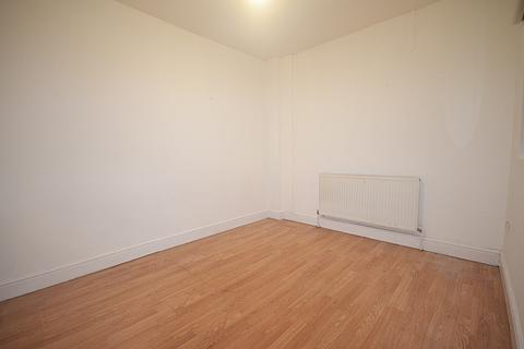 3 bedroom terraced house to rent, Romford, RM6