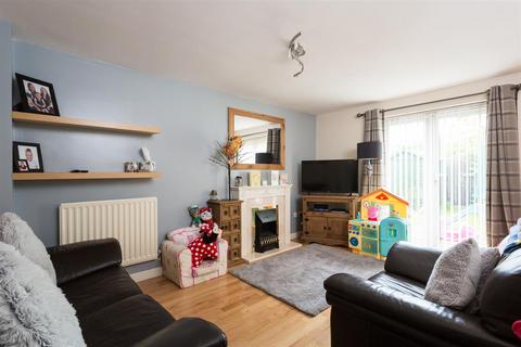 2 bedroom semi-detached house to rent, Lockyer Close, York