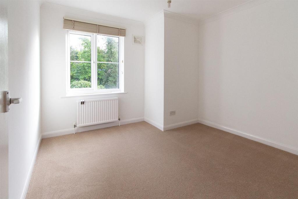 7 Oakdene - bed 2.jpg