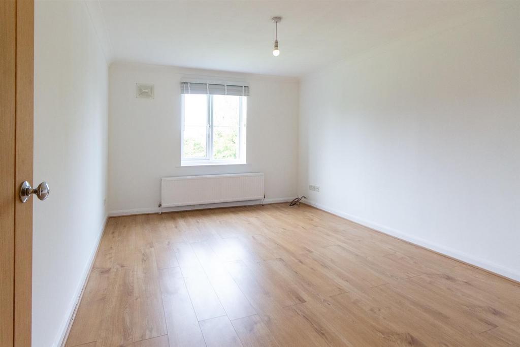 7 Oakdene - living room.jpg
