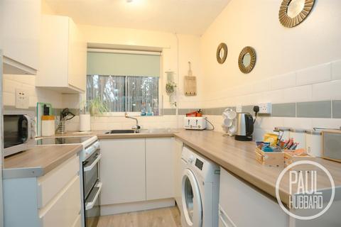 2 bedroom chalet for sale, Alandale Drive, Kessingland, NR33