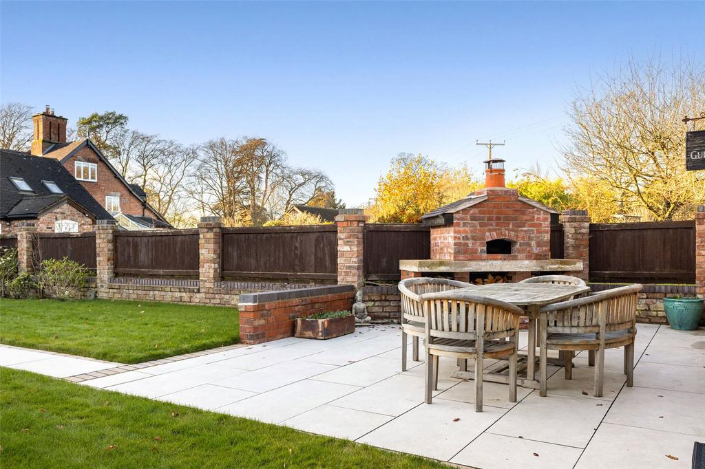 Patio &amp; Pizza Oven