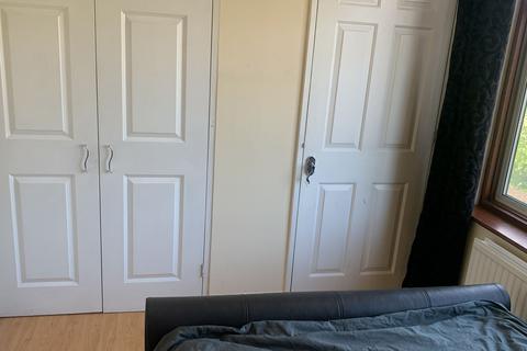 1 bedroom in a house share to rent, Ryefield Avenue, Uxbridge UB10