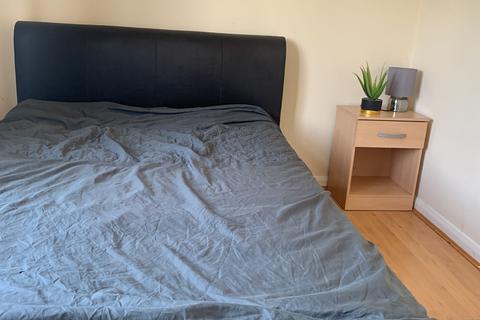 1 bedroom in a house share to rent, Ryefield Avenue, Uxbridge UB10