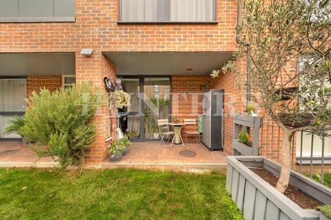 1 bedroom flat for sale, Birdsmouth Court, London, N15