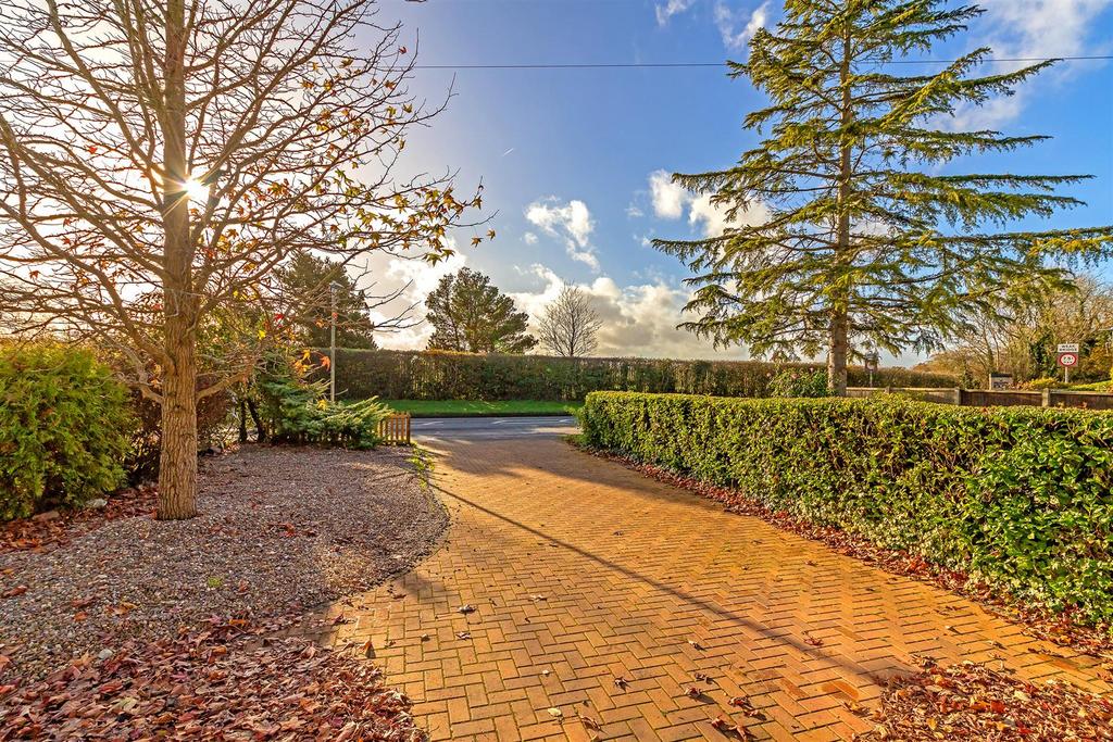 37 Colney Heath Lane-16.jpg