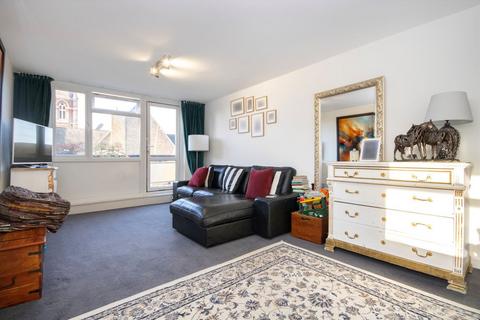 2 bedroom flat to rent, Howard Road, Surbiton KT5