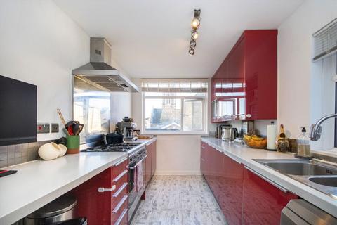 2 bedroom flat to rent, Howard Road, Surbiton KT5