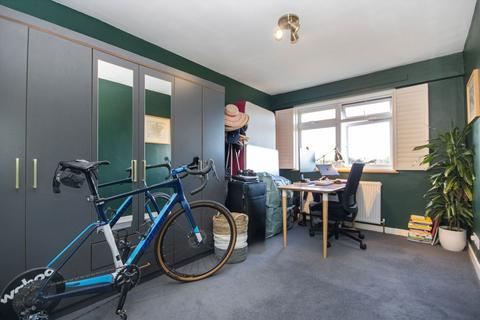 2 bedroom flat to rent, Howard Road, Surbiton KT5