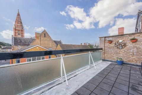 2 bedroom flat to rent, Howard Road, Surbiton KT5