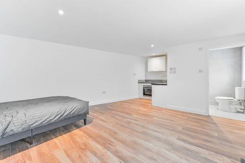 End of terrace house to rent, Silverleigh Road, Mitcham, Thornton Heath, CR7