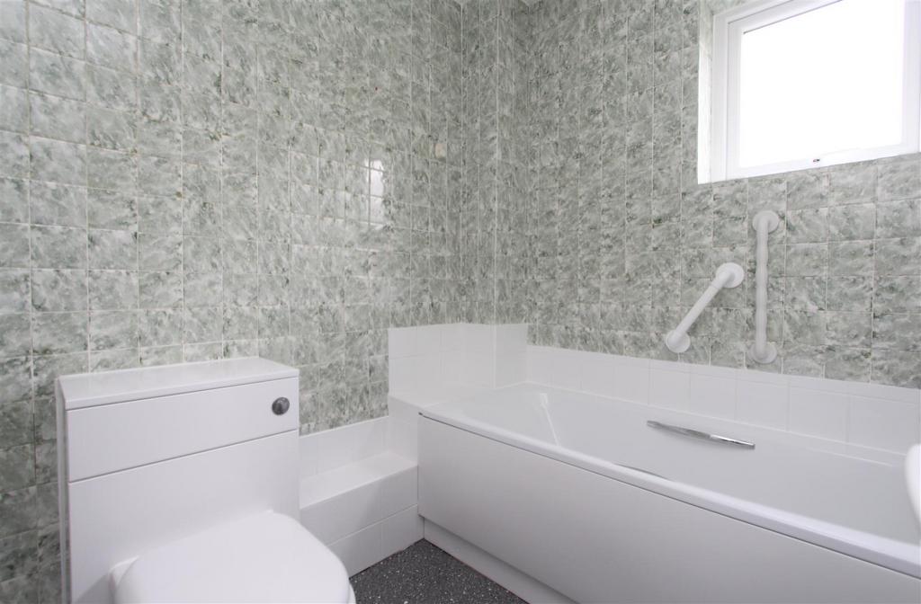 IMG 0130 - Bathroom.jpg