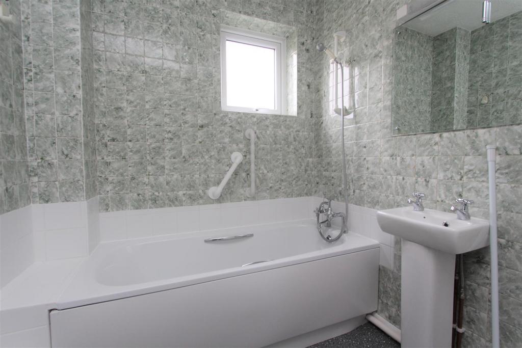 IMG 0131 - Bathroom.1.jpg