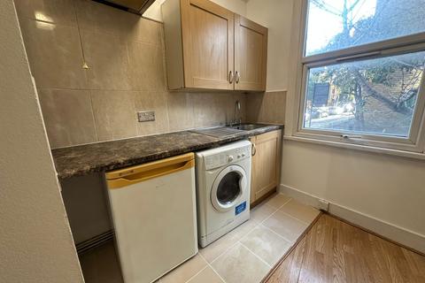 Studio to rent, Farleigh Road, Stoke Newington, N16