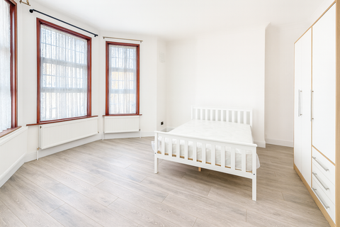 1 bedroom in a house share to rent, Conway Road, London