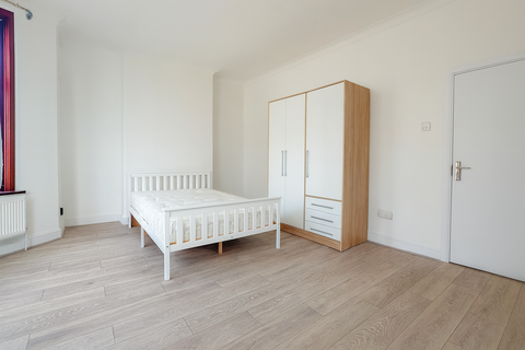 1 bedroom in a house share to rent, Conway Road, London