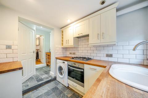 2 bedroom flat to rent, Penwith Road, London, SW18