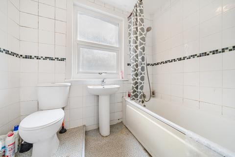 3 bedroom flat to rent, Garratt Lane, London, SW18