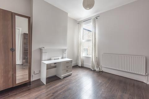 3 bedroom flat to rent, Garratt Lane, London, SW18