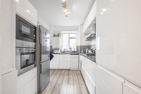 2 bedroom flat to rent, Rawson Street, London SW11