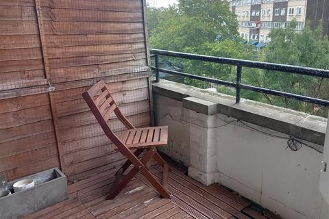 2 bedroom flat to rent, Rawson Street, London SW11