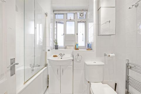 2 bedroom flat to rent, Rawson Street, London SW11