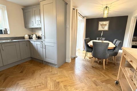 3 bedroom detached house to rent, Smarts Close, Brackley