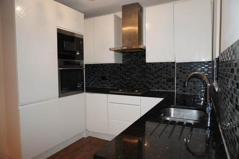 3 bedroom apartment to rent, The Ridings, London