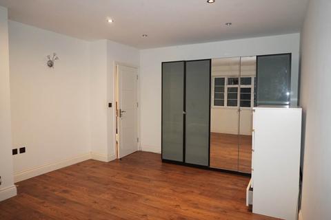 3 bedroom apartment to rent, The Ridings, London
