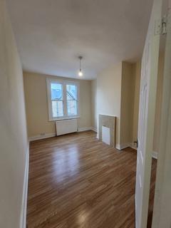 3 bedroom flat to rent, Hichisson Road, London SE15