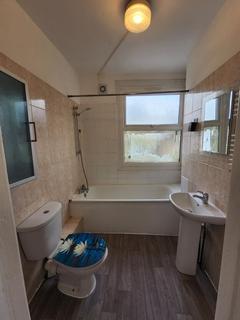3 bedroom flat to rent, Hichisson Road, London SE15
