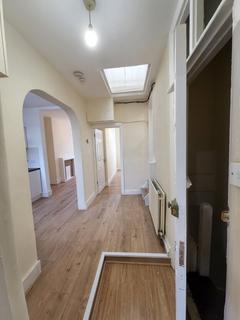 3 bedroom flat to rent, Hichisson Road, London SE15