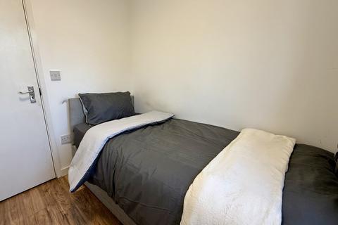 1 bedroom property to rent, Berkeley Avenue, Hounslow