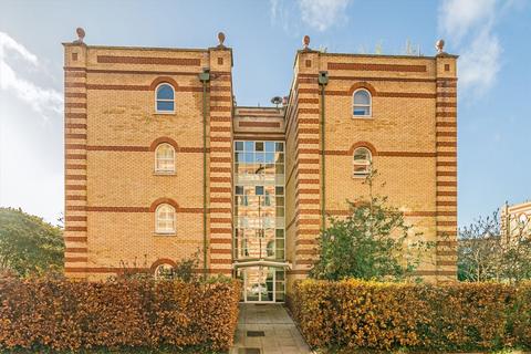 2 bedroom flat to rent, Oriel Drive, London SW13