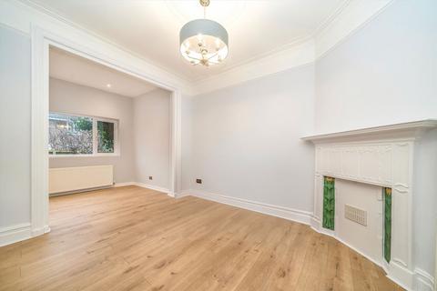 3 bedroom terraced house to rent, Cleveland Avenue, London W4