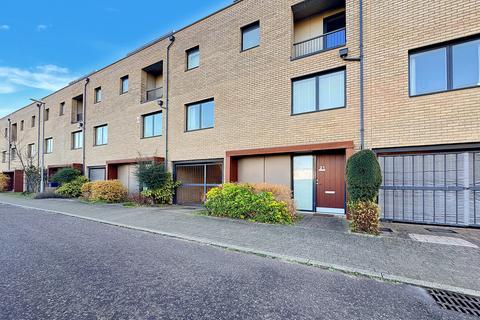 4 bedroom terraced house to rent, Harvest Road, Cambridge CB2