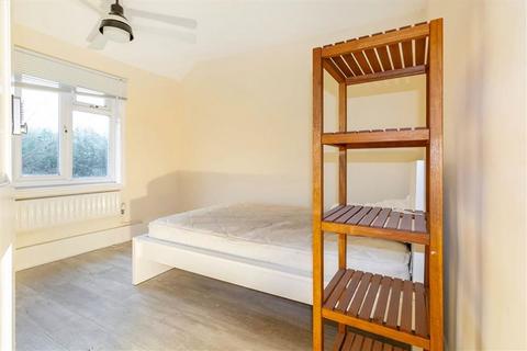3 bedroom semi-detached house to rent, Kingsholm Gardens, London SE9