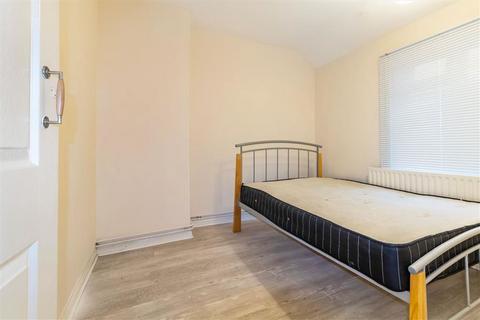 3 bedroom semi-detached house to rent, Kingsholm Gardens, London SE9