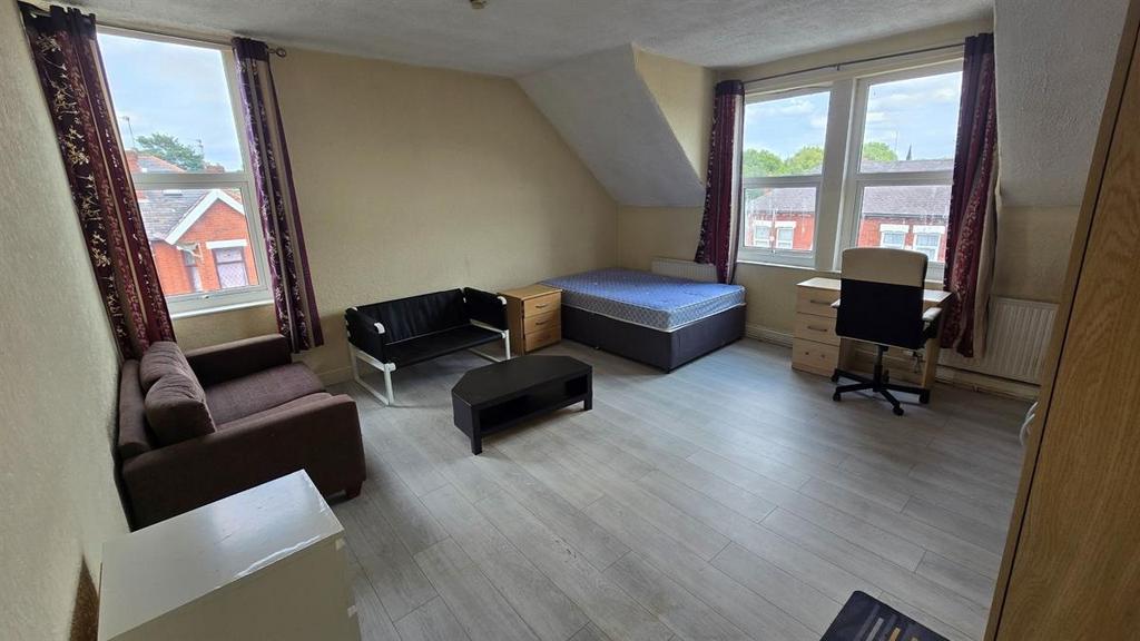 Bright, spacious attic double bedroom with larg...
