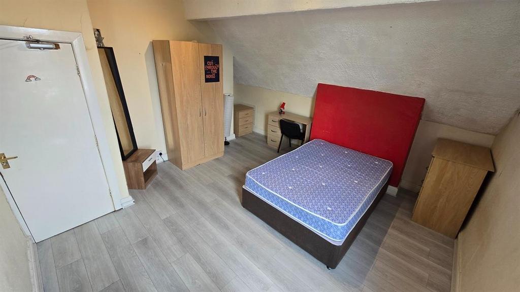 Bright, tidy single bedroom with a comfortable ...