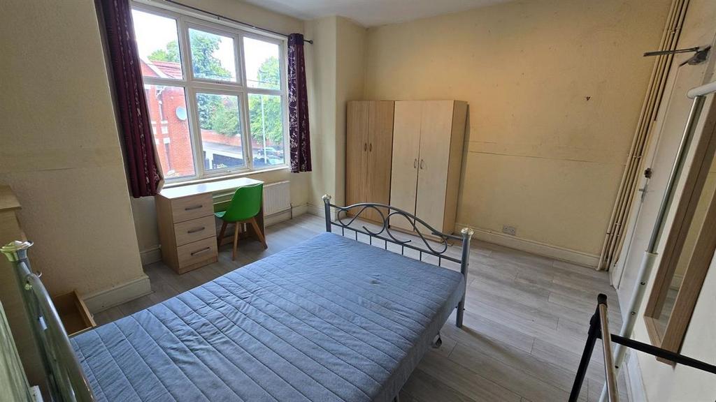 Bright, tidy double bedroom with a large window...