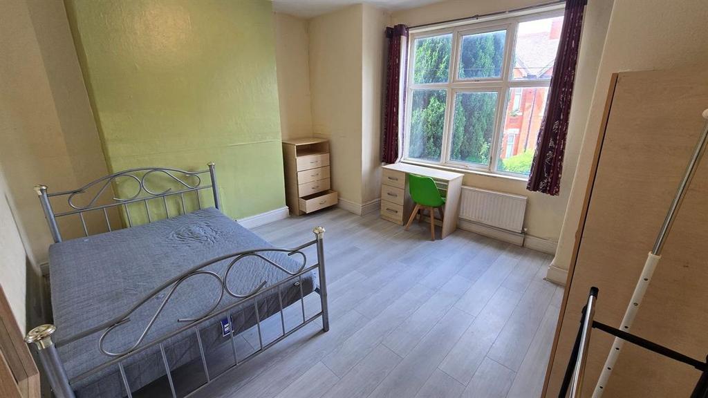 Bright, neatly presented bedroom with a double ...