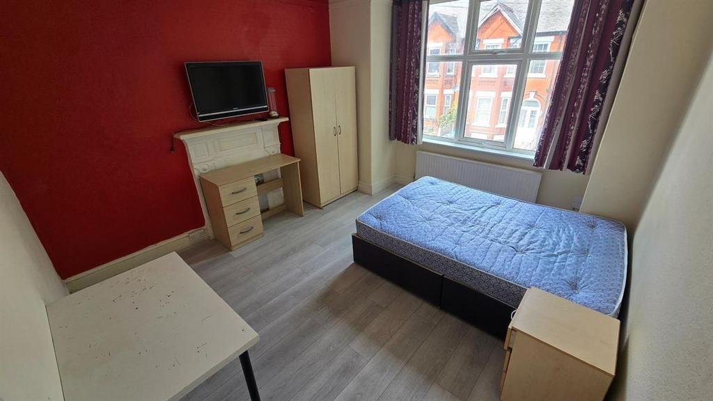 Bright, well-presented double bedroom with a la...