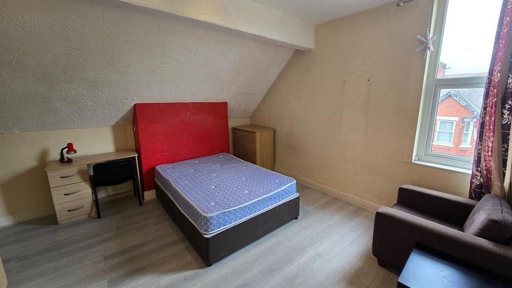 Bright double bedroom with a comfortable double...