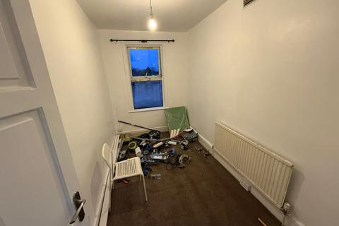 2 bedroom flat to rent, Barley Lane,  Ilford, IG3