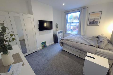 2 bedroom terraced house for sale, Woodside Avenue, Leeds